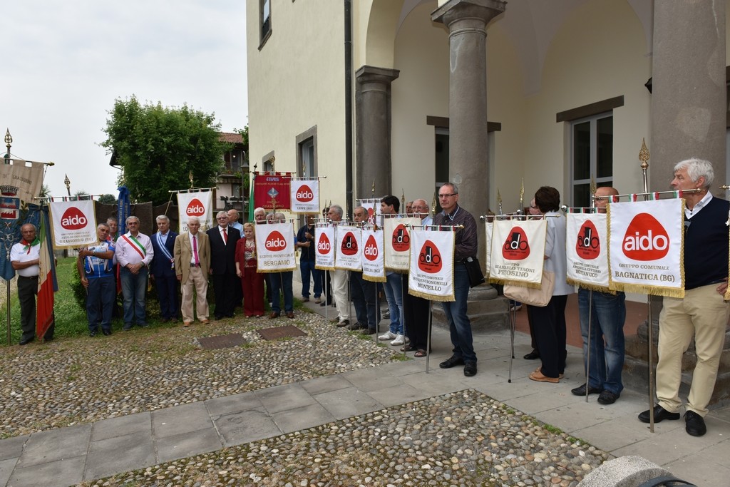 2015.06.14 Grassobbio - 40° Aido Grassobbio    - a Palazzo Belli sede Aido - al monumento Aido e Avis  presso il monumento di Franco Normanni  Albero della vita - Sindaco Ermenegildo Epis, Pres. Combattenti & Reduci comm. Luigi Tolotti, Pres. Aido Grassobbio rag. Everardo Cividini, Pres. Aido Lombardia cav. Leonida Pozzi e Pres. Avis Grassobbio rag. Mariangela Rottoli e rappresentanza Labari