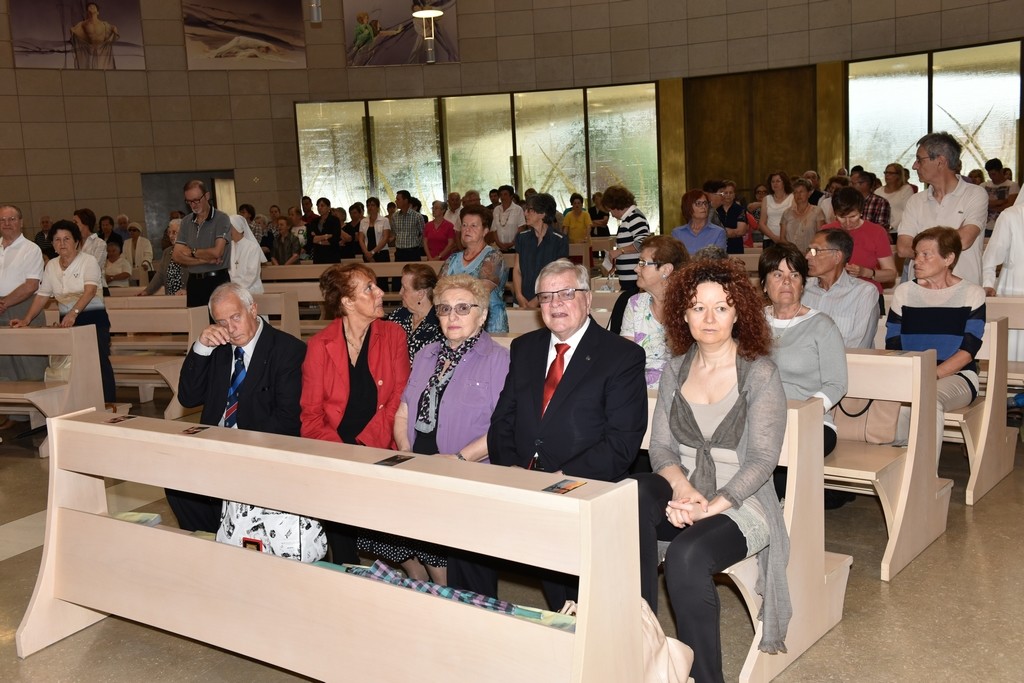 2015.06.14 - 40° Aido Grassobbio - Via Papa Giovanni XXIII - interno Chiesa Santa Famiglia di Nazaret - dottor Silvio Colagrande ricevente cornea Beato don Carlo Gnocchi, sua moglie, moglie Lina Pres. Aido Lombardia cav. Leonida Pozzi, cav. Leonida Pozzi, Pres. Aido Prov. Bergamo rag. Monica Vescovi