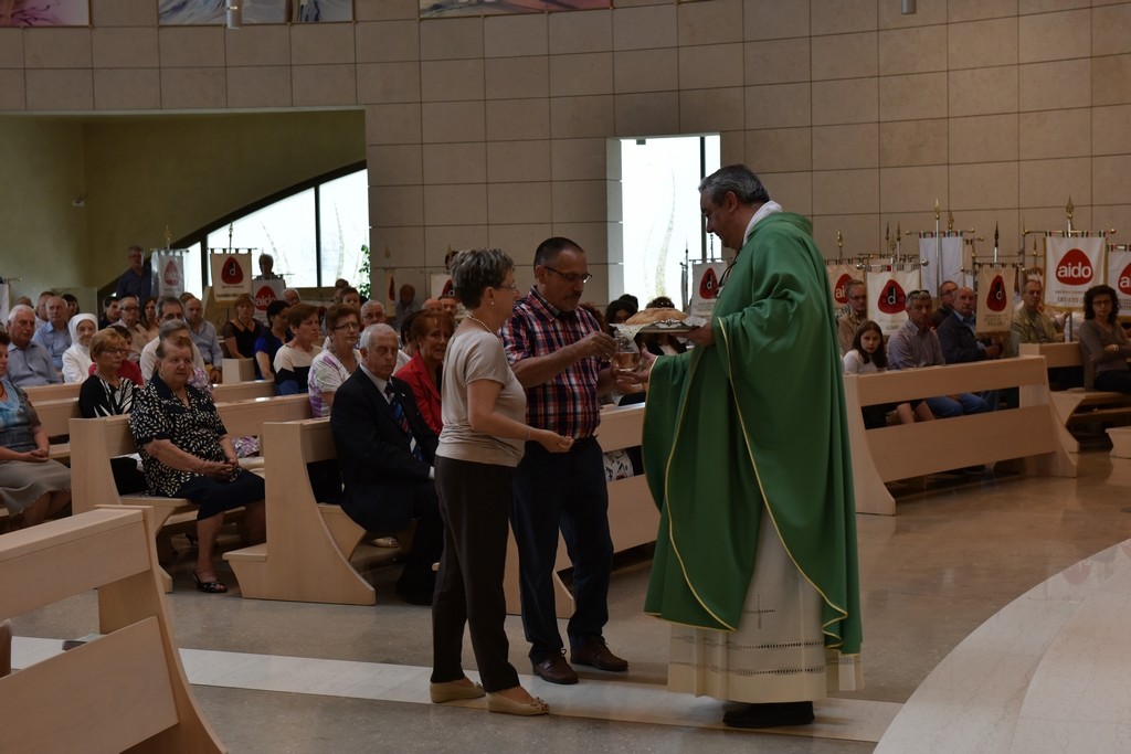 2015.06.14 - 40° Aido Grassobbio - Via Papa Giovanni XXIII - interno Chiesa Santa Famiglia di Nazaret - Offertorio a don Manuel di coniugi Bibiana Sandrinelli e Franco Ferrari